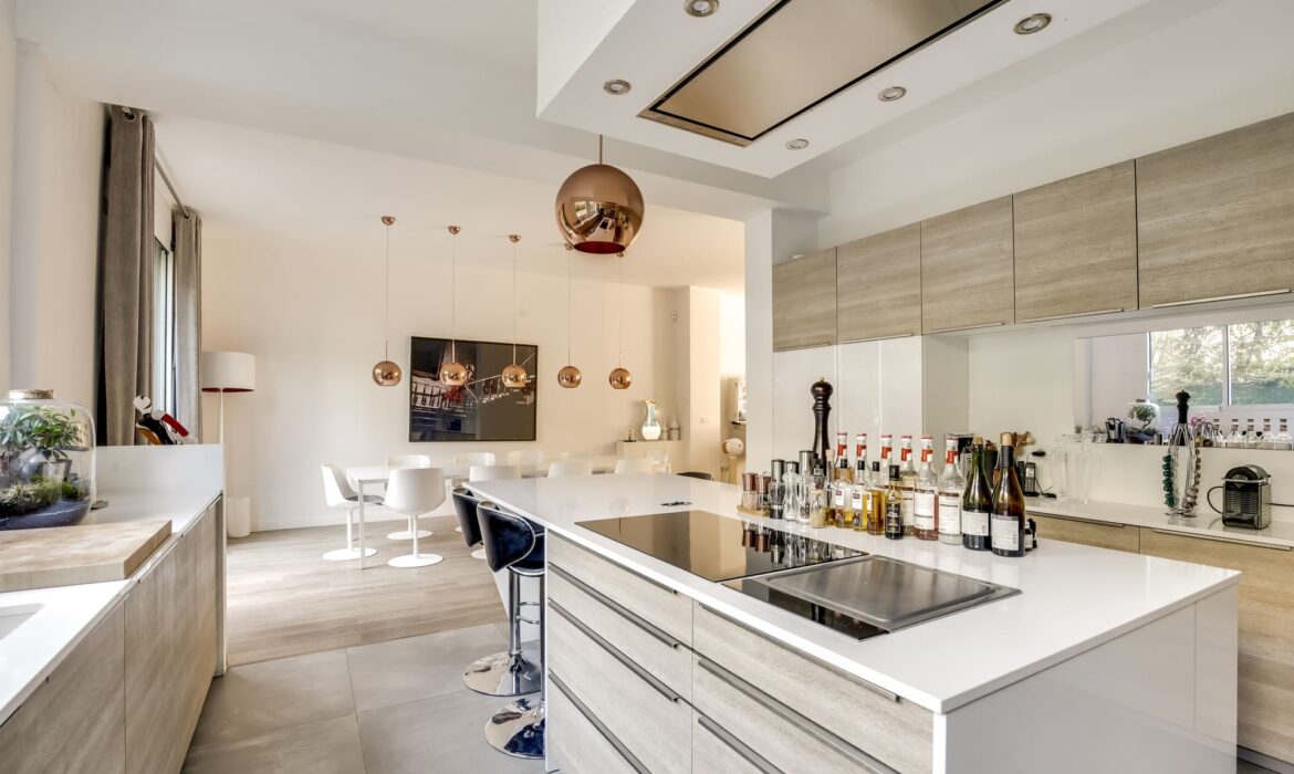 realisation cuisine avec ilot central aménagée moderne equipements integres modernes agencements mg appartement sete 5