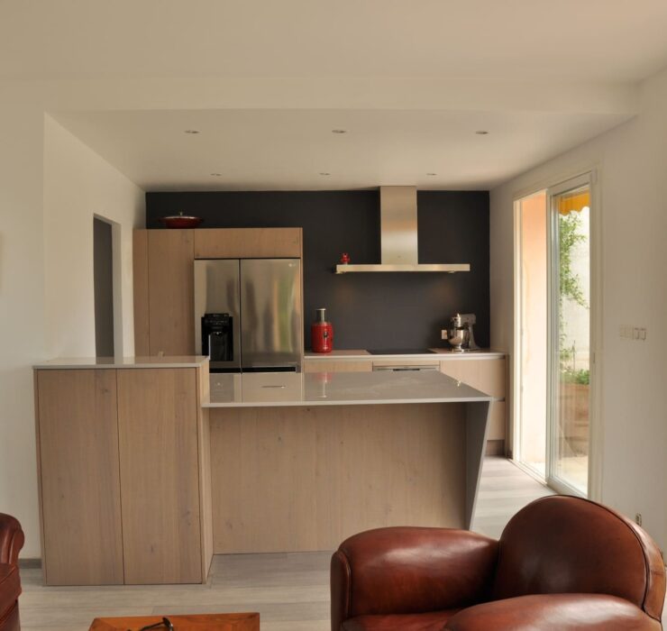 realisation cuisine avec ilot moderne mobilier bois étageres agencements mg mauguio montpellier lattes 10
