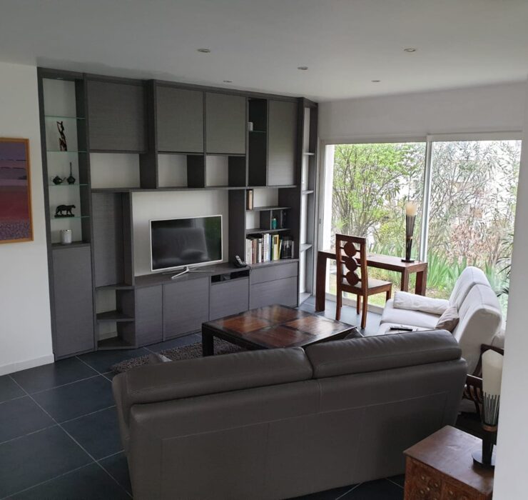 Biblitohèque niche et meuble TV séjour en bois nomreuses étagères agencement mg montpellier